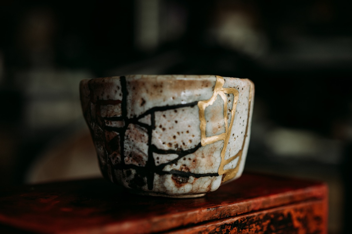 Japanese tea bowl mended with kintsugi